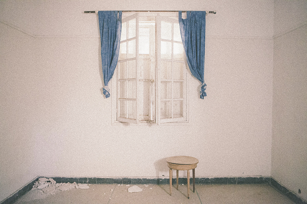 Yasmine Hatimi – Amarcord - La caméra - Photographie - Photography - Art - Intérieur - Fenêtre - Décrépitude